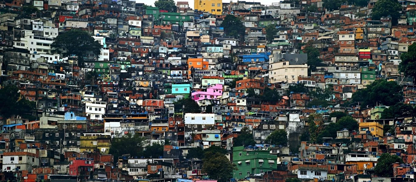 Έντονα επεισόδια σε φαβέλα στο Ρίο ντε Ζανέιρο - Διεκόπη η διανομή τροφίμων σε κατοίκους